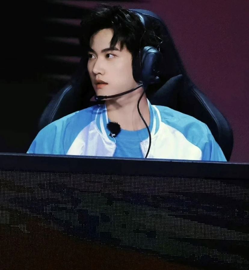 电竞男主走进现实🔥into1周柯宇”野王“帅又实力强《战至巅峰》